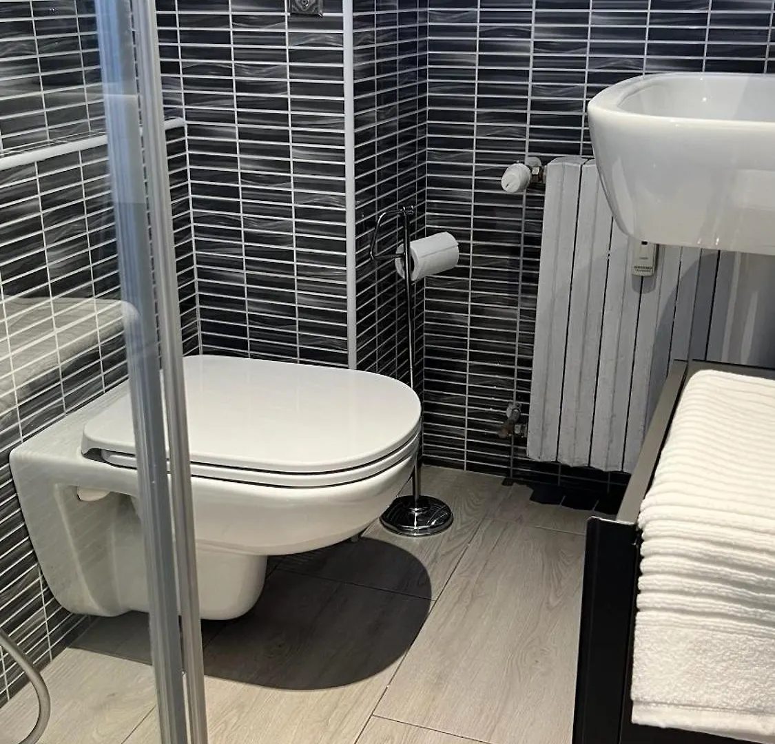 Rafael Milano - 10 Min From Linate Airport, Centrale Fs, Ospedale San Raffaele Apartment  Milan