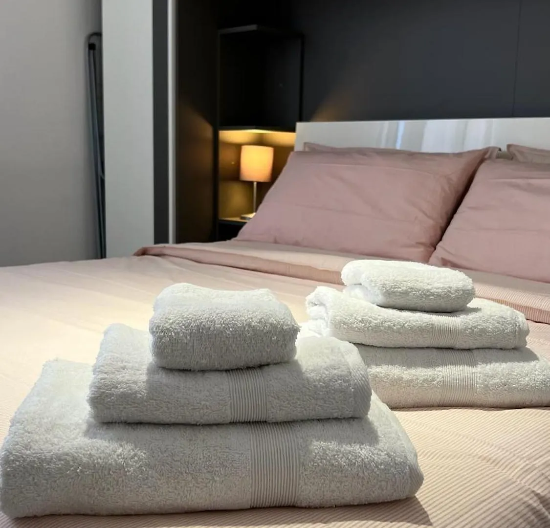 Rafael Milano - 10 Min From Linate Airport, Centrale Fs, Ospedale San Raffaele Apartment